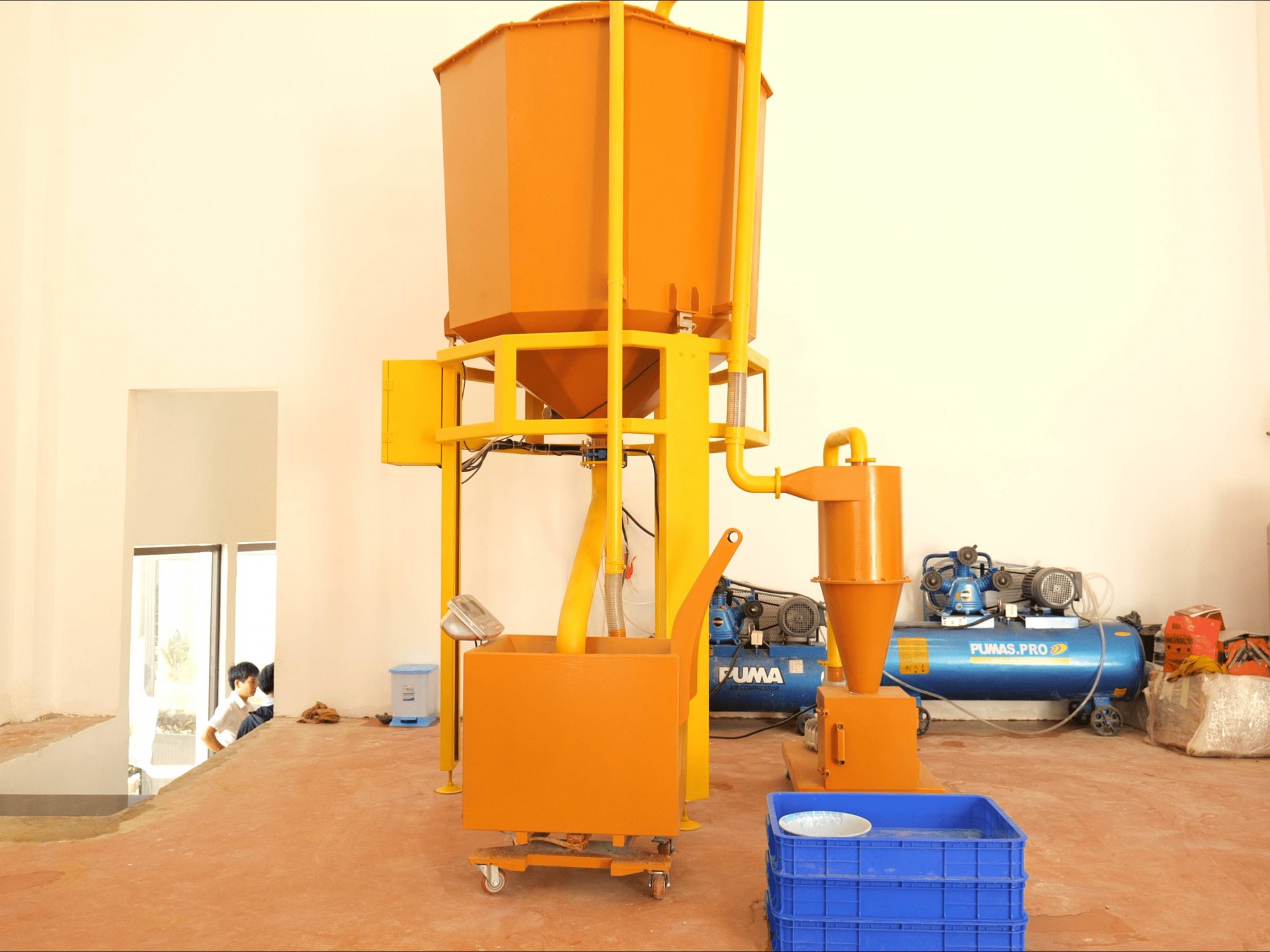 Hệ thống nạp liệu cà phê nhân tích hợp cân điện tử và silo chứa 500kg