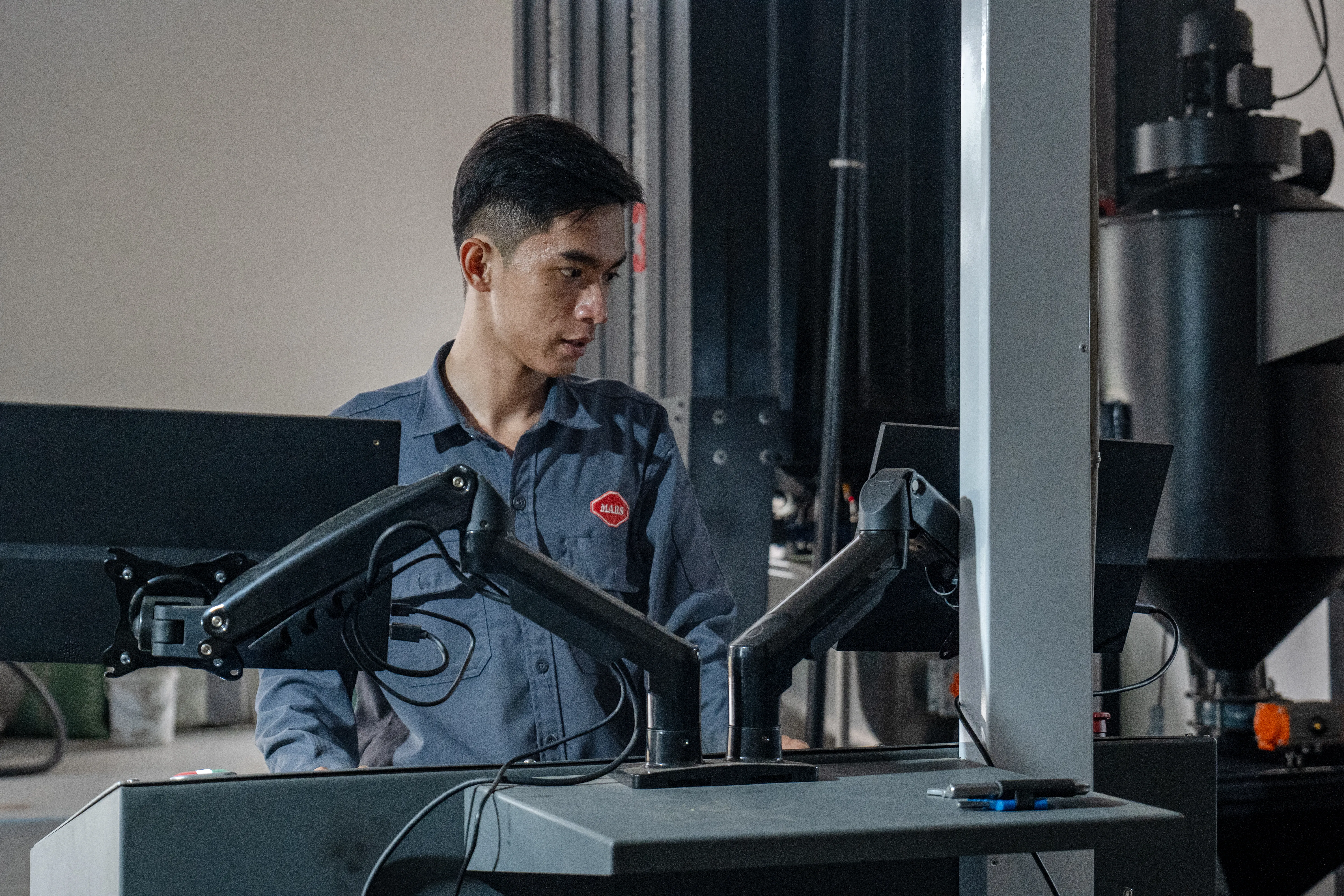 Nhân viên kỹ thuật Mars Roaster kiểm tra vận hành máy rang